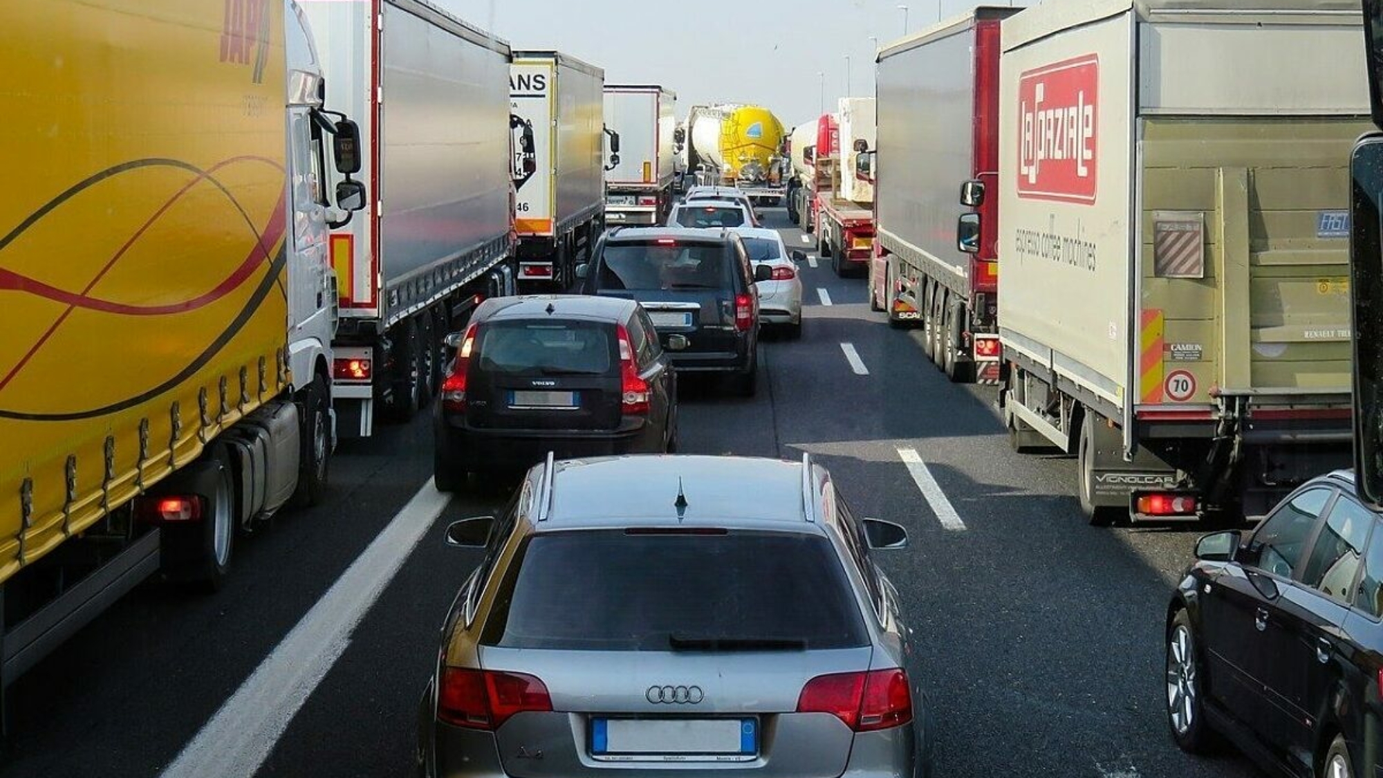 Stau-auf-der-Autobahn